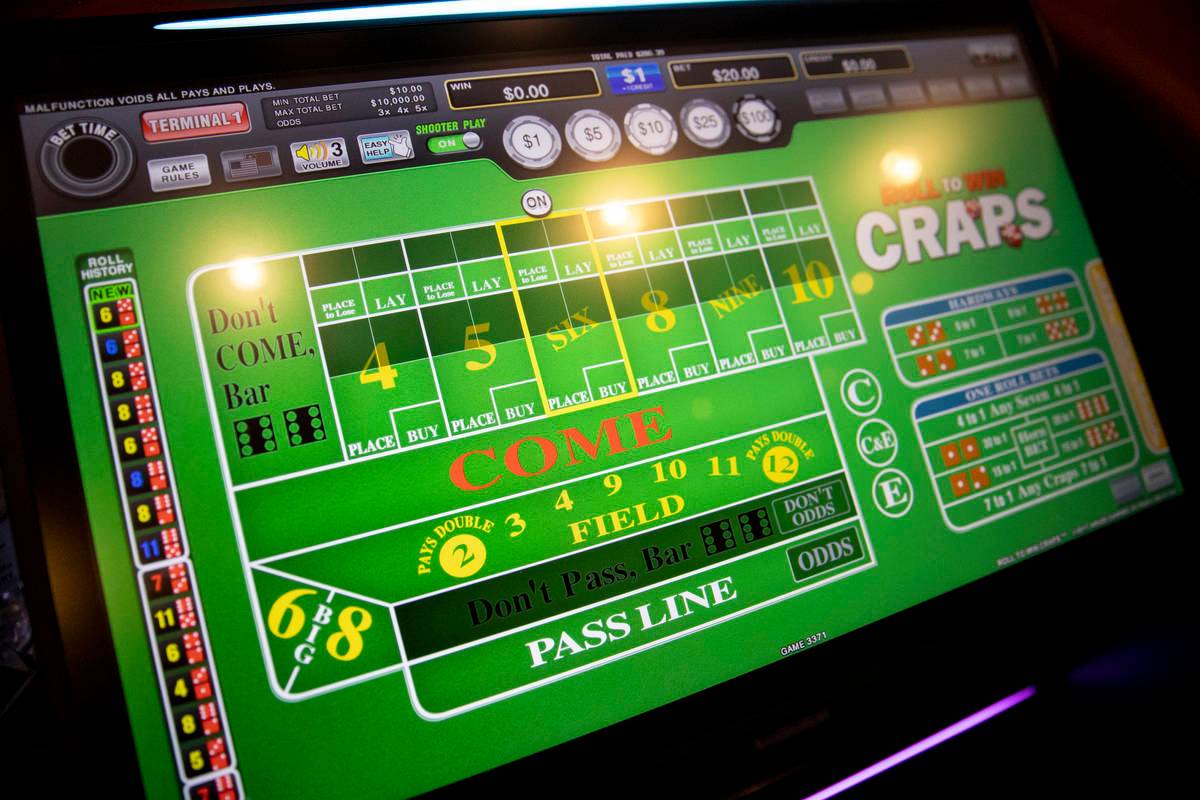 En spelar skärm av det nya digitala crapsbordet, Rolls to Win Craps, vid Harrahs Las Vegas ...