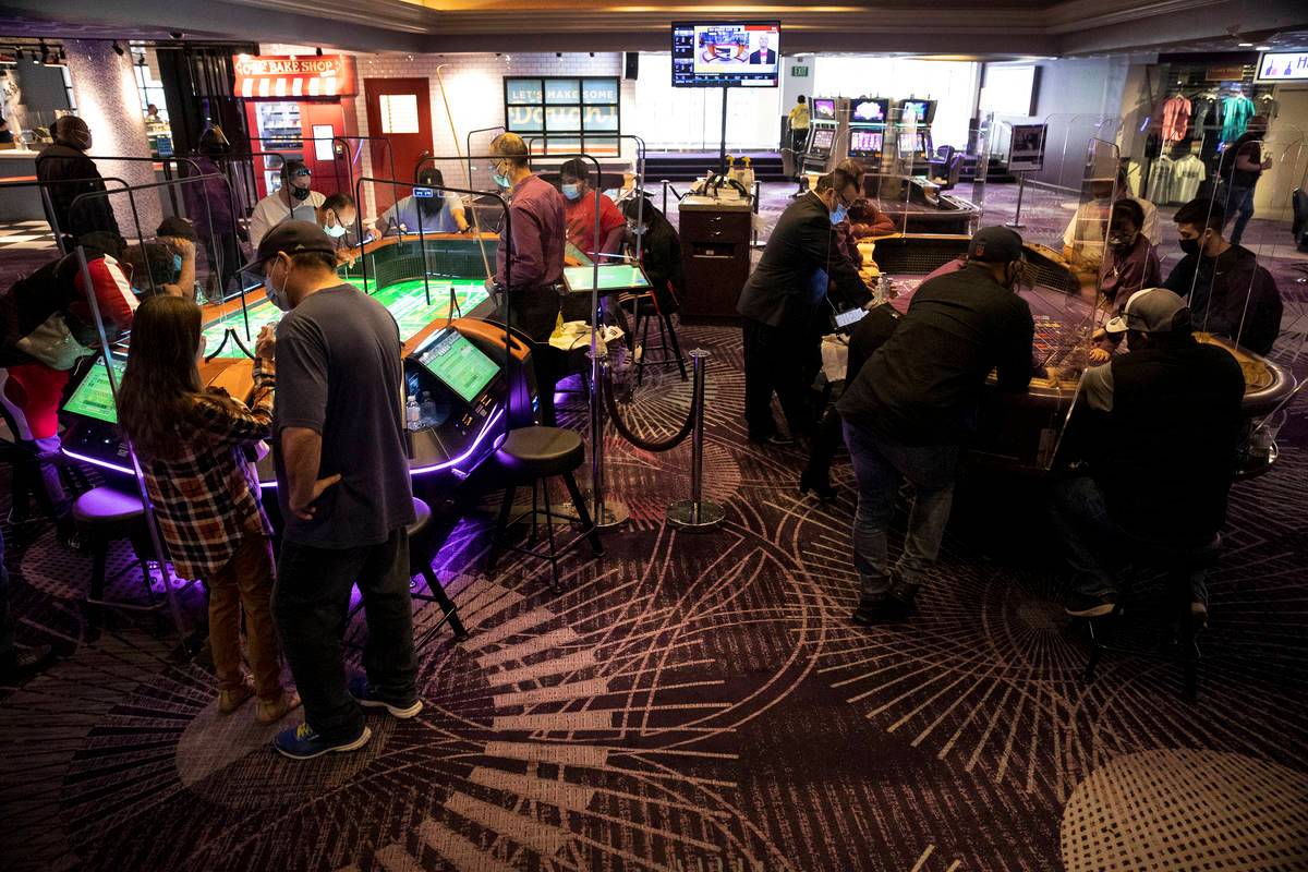 Människor spelar craps på två bord på Harrahs Las Vegas hotel-casino, inklusive den nya ...