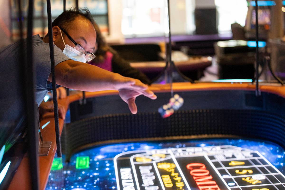 Rio Bencito i Los Angeles kastar tärningar på det nya digitala crapsbordet, Rolls to Win Craps, vid ...