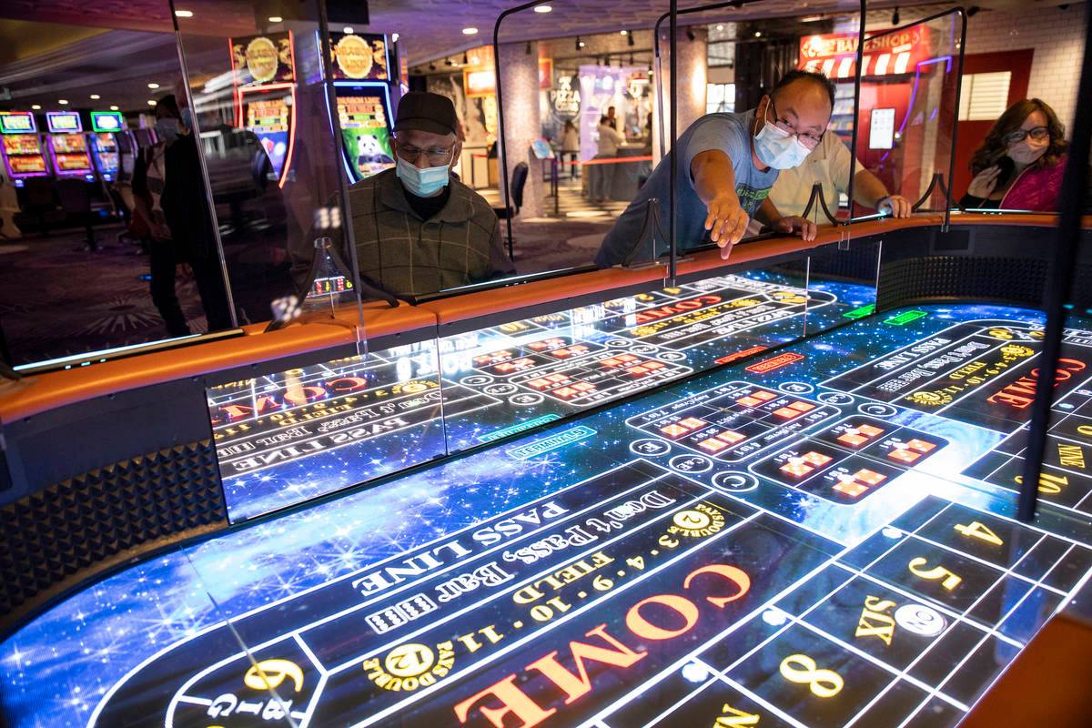 Rio Bencito i Los Angeles kastar tärningar på det nya digitala crapsbordet, Rolls to Win Craps, vid ...