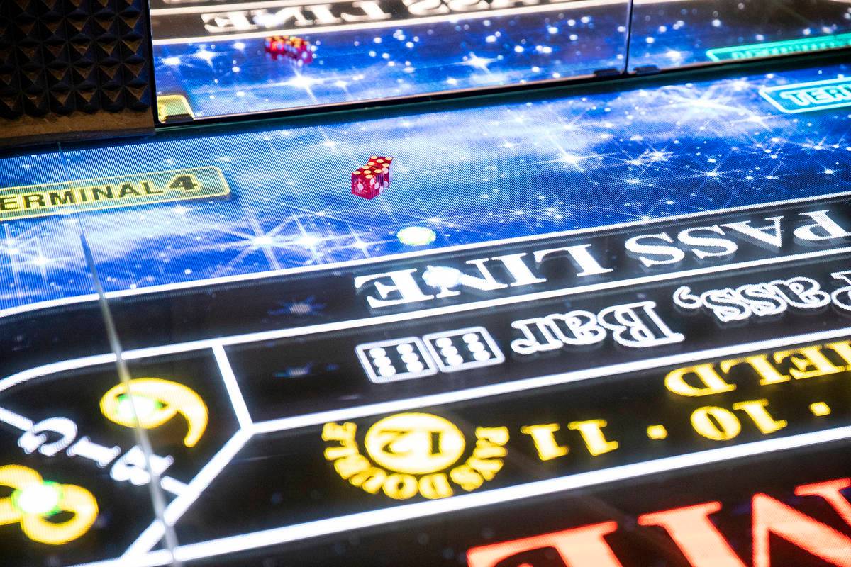 Tärna på det nya digitala skitbordet, Rolls to Win Craps, på Harrahs Las Vegas hotel-casino ...